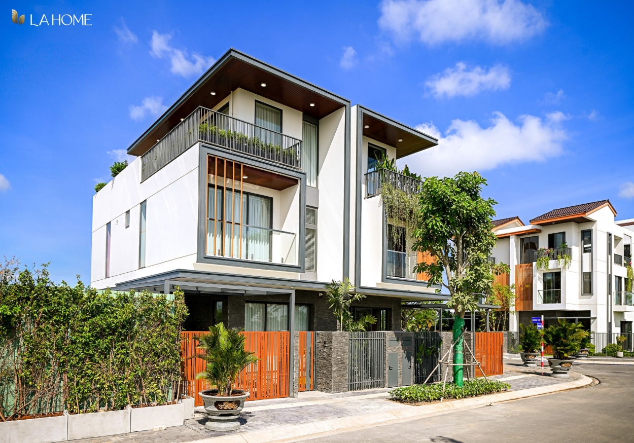 nhà mẫu biệt thự ven kênh Khu đô thị sinh thái LA Home Bến Lức Long An