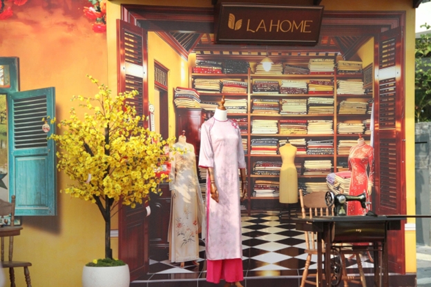 Khu vực “Tiệm May Áo Dài LA Home” tại Bến Hoa Xuân 2026