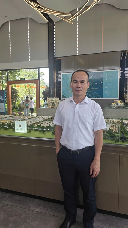 Ông Huỳnh Thiên Quân - Tổng Giám đốc Công ty Cổ phần Prodezi Long An trực tiếp trao tặng học bổng cho các em học sinh