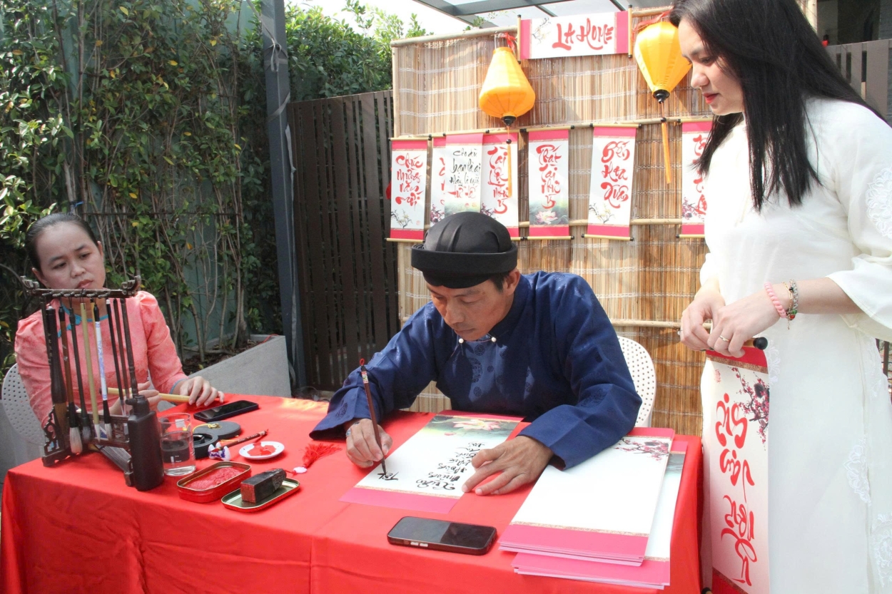 Ông đồ cho chữ tại Bến Hoa Xuân 2026