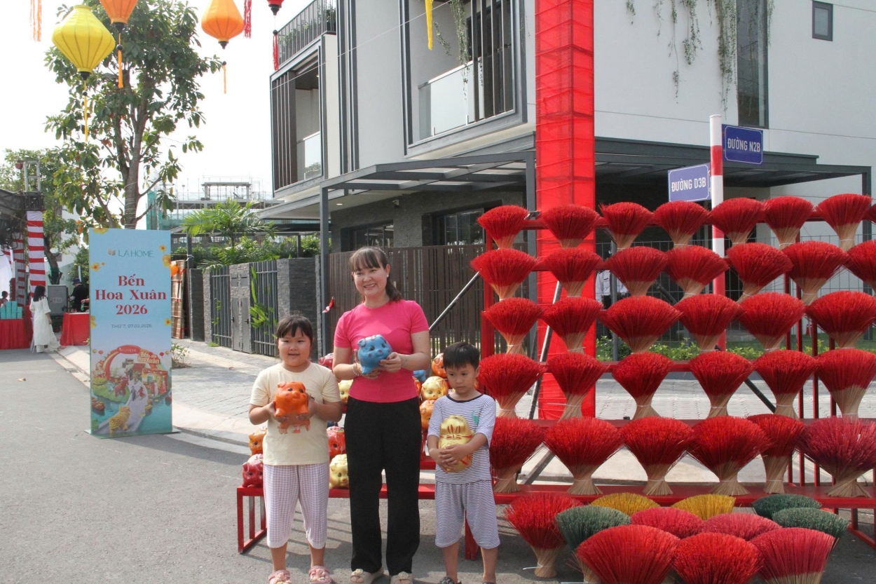 Khách tham quan trải nghiệm không gian tết tại Bến hoa xuân 2026