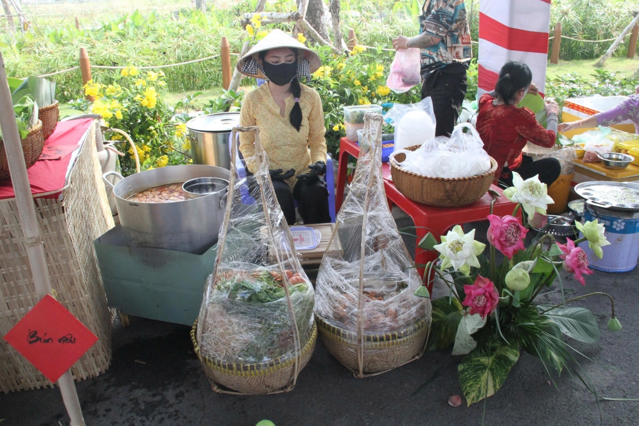 Các gian hàng ẩm thực với nhiều món ăn truyền thống hấp dẫn tại Bến Hoa Xuân 2026